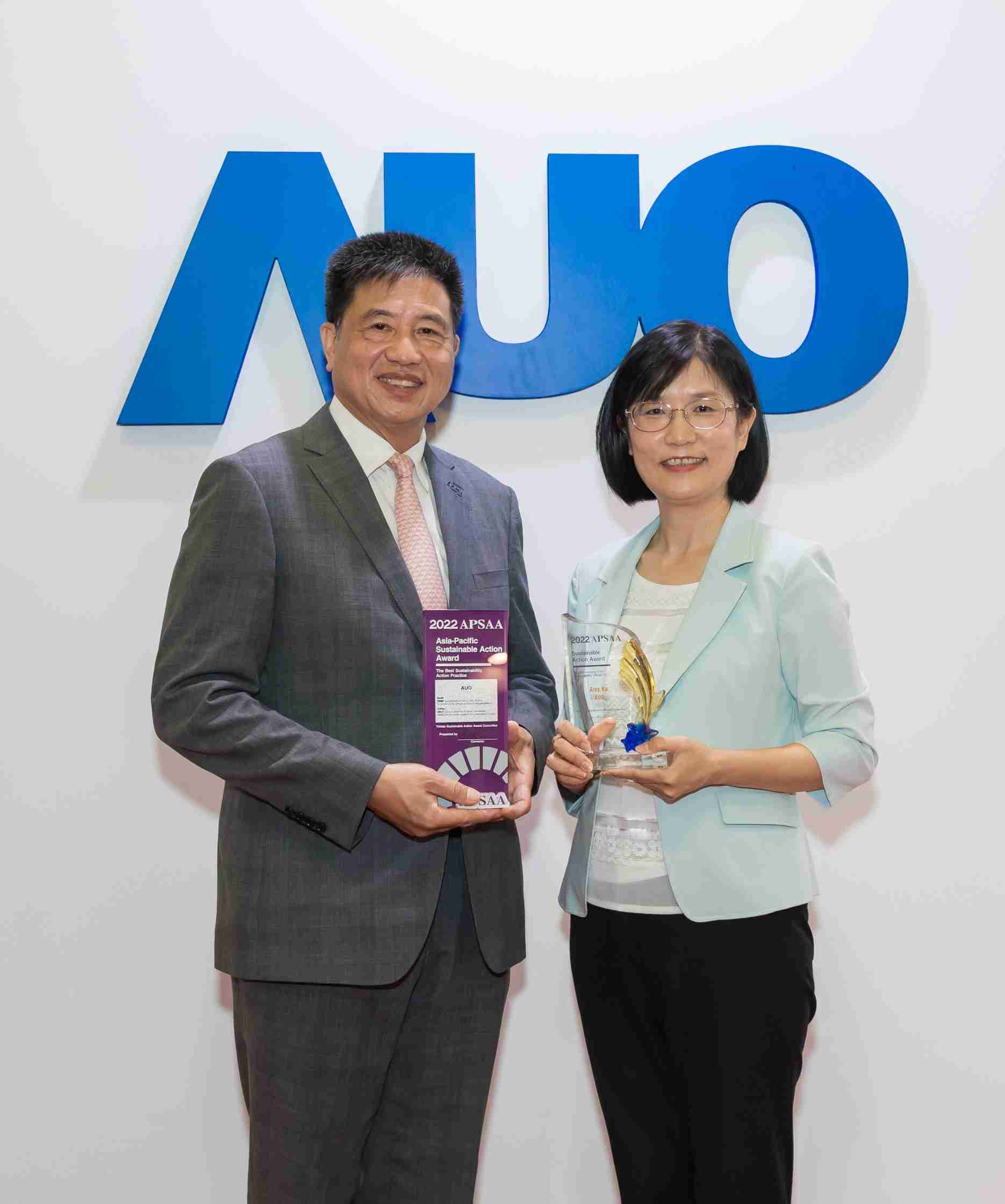 尊龙集团长期垫筑永续远景的基石，，透过ESG暨气候委员会逐步实践永续策略蓝图。。。。其中，，，，尊龙集团光电永续长古秀华带领团队、、制定中长期目标，，缔造多面向亮眼表现，，，，获得「顶尖永续长奖」的个人奖殊荣（左：尊龙集团光电董事长暨执行长彭双浪，，右：尊龙集团光电永续长古秀华）