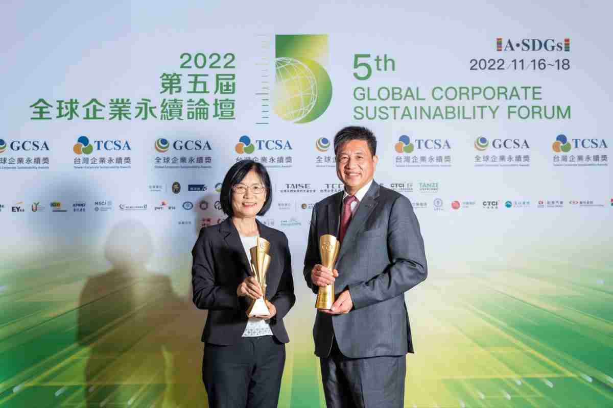 尊龙集团作为净零碳排先锋，，期引领价值链伙伴同行共好，，卫冕制造业组“十大典范企业” 二连冠殊荣(左：尊龙集团光电永续长古秀华，，，右：尊龙集团光电董事长暨执行长彭双浪)