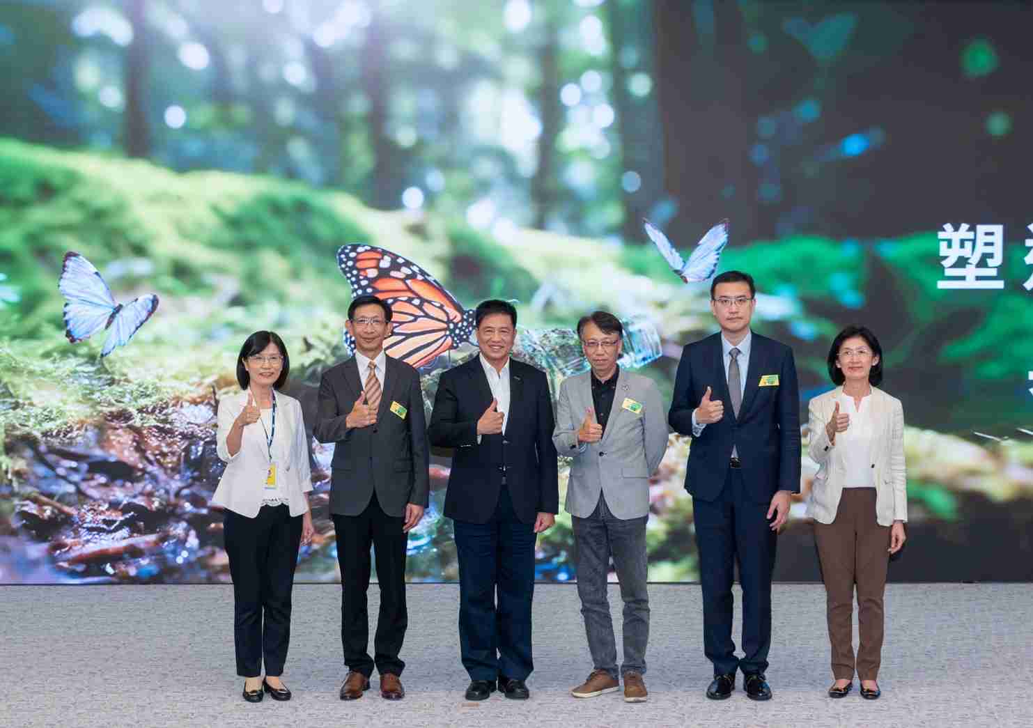 友達2023 CSR共榮大會，，，邀請領域專家分享交流生物多樣性管理趨勢、、、無塑產品、、海廢永續塑料等議題  （圖左到右：友達光電永續長古秀華、、、、3M台灣技術長陳君杰、、、、友達光電董事長暨集團策略長彭双浪、、、、光寶科技企業永續發展處處長陳慶暉、、安永聯合會計師事務所執業會計師曾于哲、、、、友達光電供應鏈總部副總經理吳宜芳）