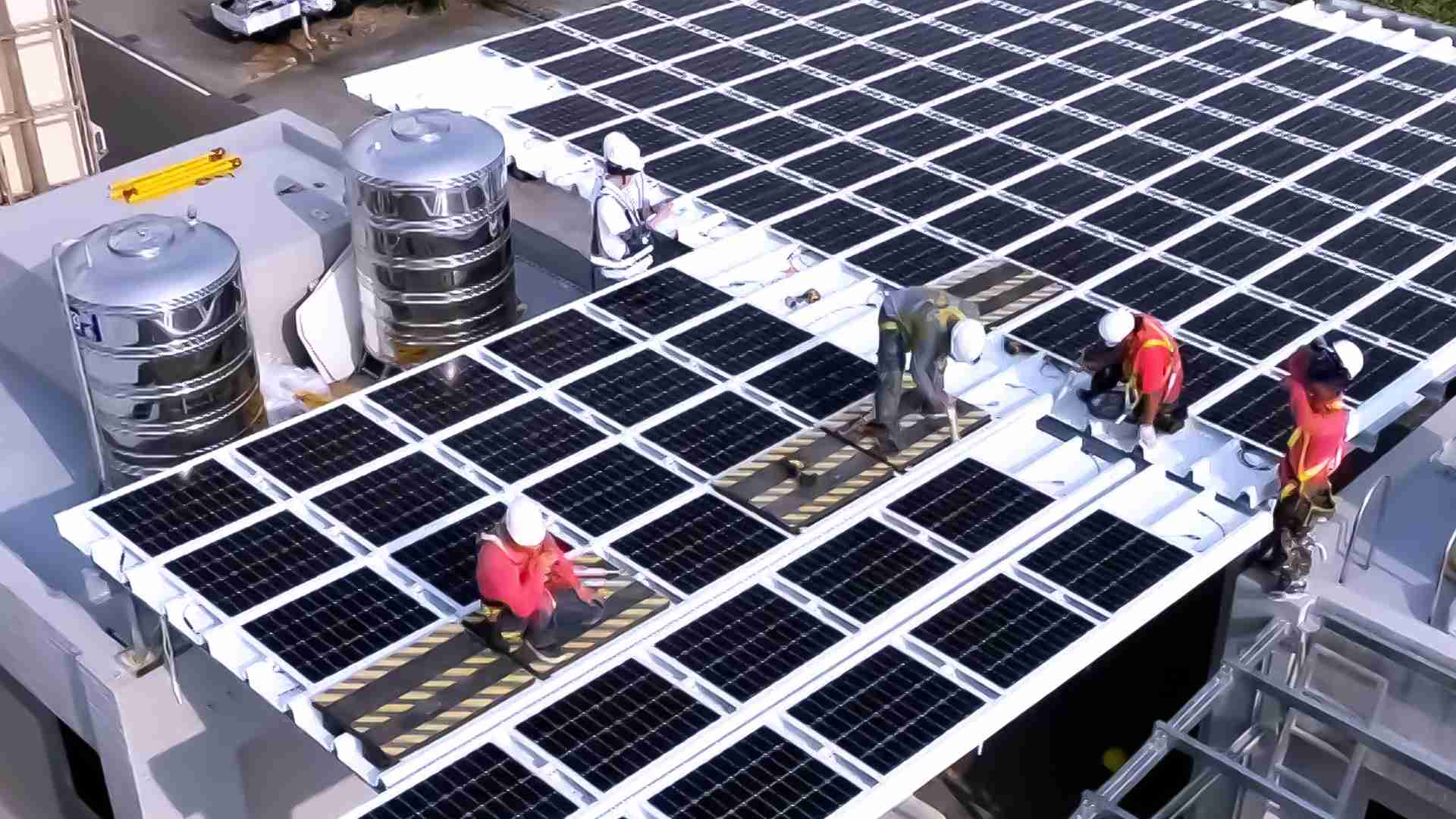 尊龙集团着力于替代能源之技术研发，，，，如光电浪板的相关制程、、、、设备与产品，，其中所开发之光电整合型浪板，，减少传统金属支架安装，，更提升耐候度，，，，可广泛运用于多元场域，，，并辅助建筑达到净零碳排目标