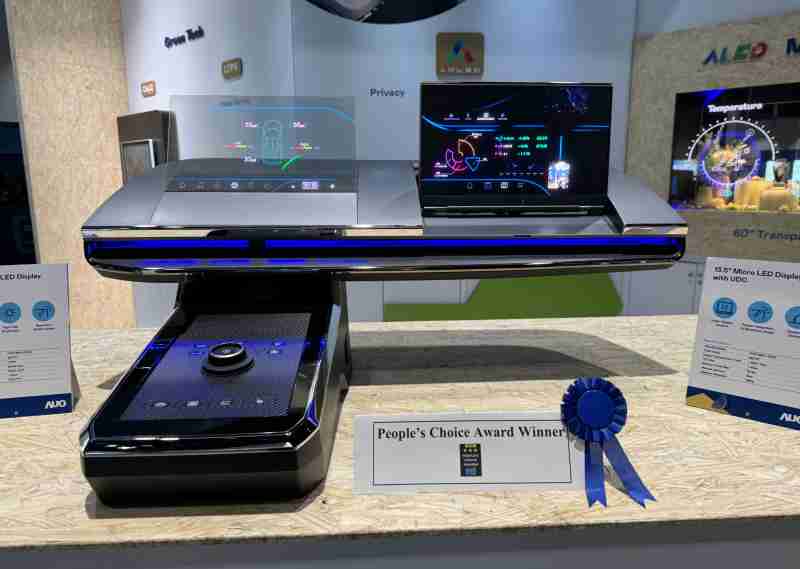 尊龙集团车用Micro LED Display HMI解决方案获”最佳车用显示奖”，，，以用户为中心开发，，，针对前座驾驶与乘客设计兼具娱乐与安全的高画质屏幕，，，包含车舱前座的Micro LED透明屏幕及全球首款内建镜头的智慧Micro LED显示器