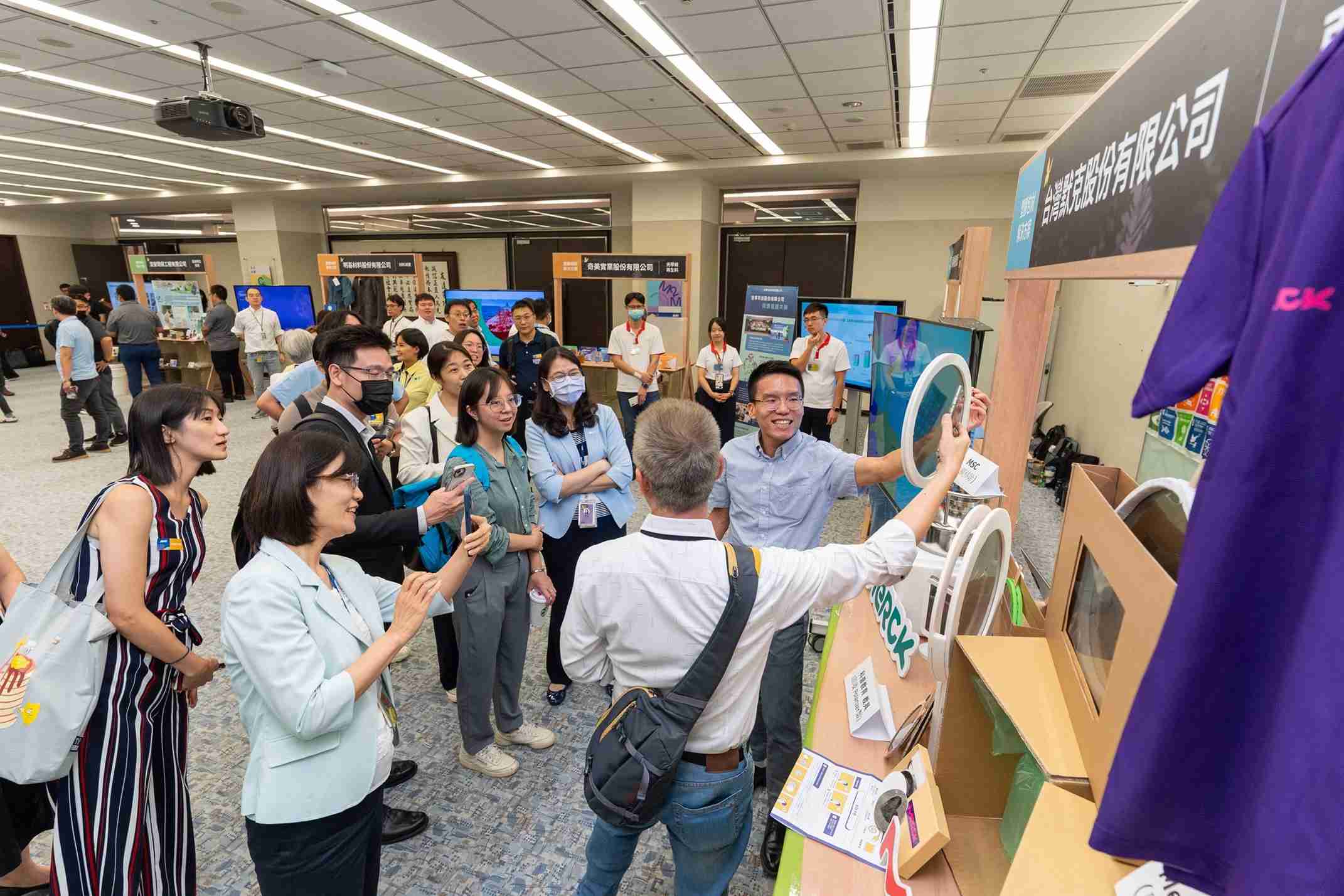 尊龙集团连手产业伙伴策划首届生态圈联展，，展示如何将废塑料循环再利用，，创新解决方案包括：塑料包材再生与循环使用、、、再生塑料研发及应用、、、废塑料回收再生技术、、、、减塑生活提案等