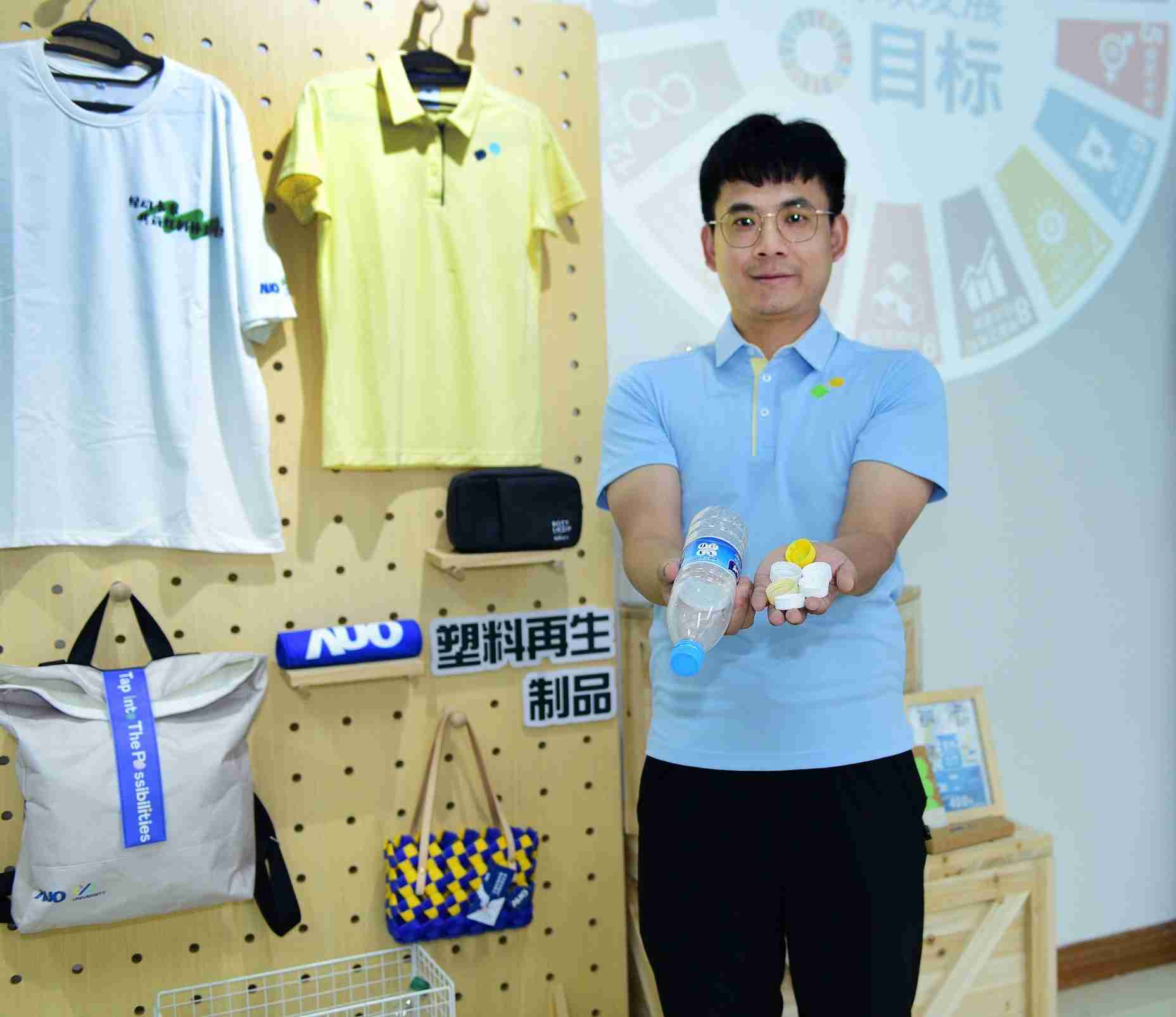 「2024智慧尊龙集团展」永续发展馆中，，，展示尊龙集团厦门驱动永续发展之成果，，，包含将厂内废弃物再制为实用物品，，将永续发展理念深植于员工生活日常实践