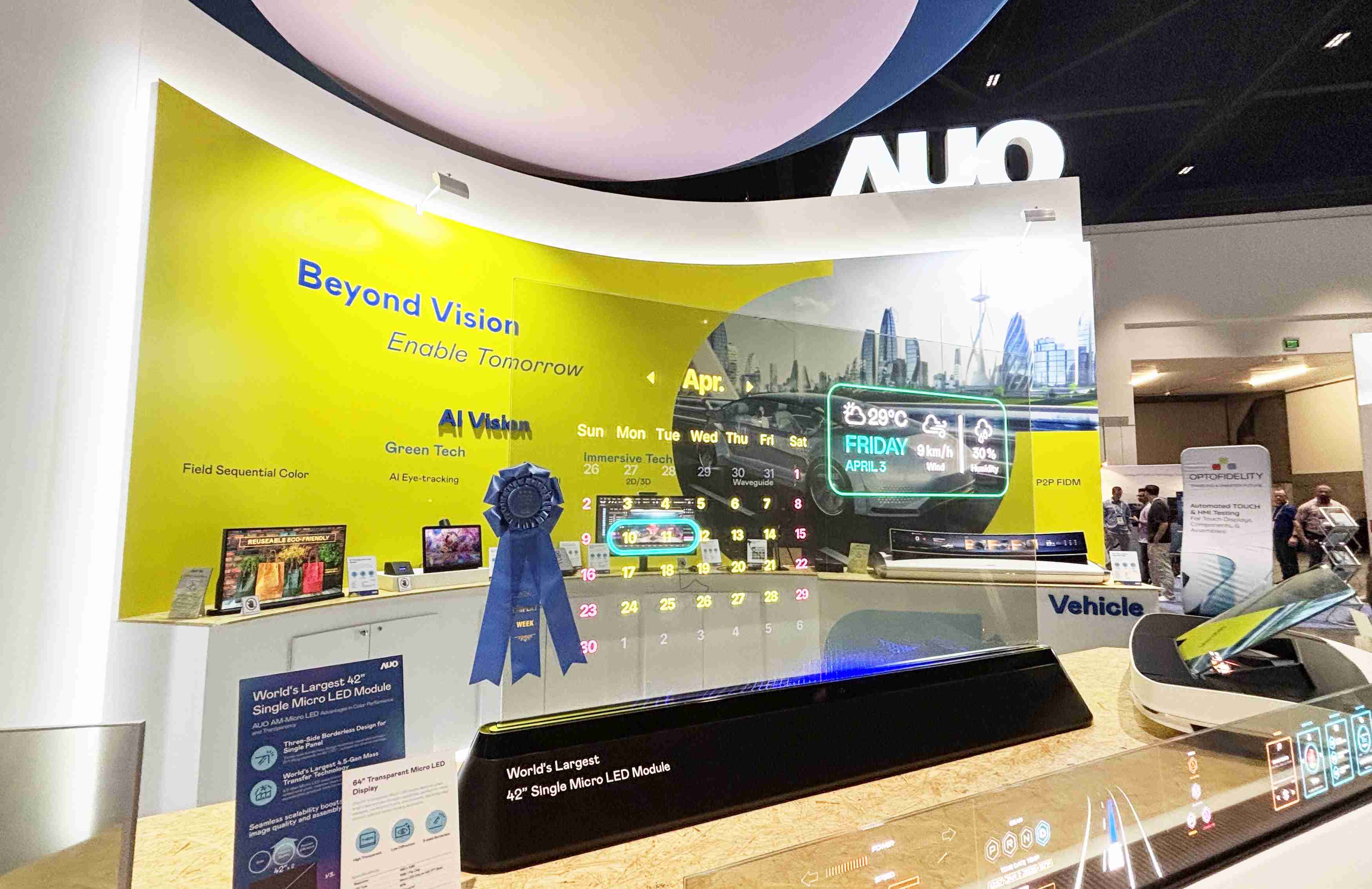 尊龙集团64吋透明Micro LED显示器获〝最佳Micro LED技术应用奖〞，，，，其绝妙的透明穿透特性，，同时具备1,000 nits的高亮度表现，，并透过精细的无缝拼接延伸，，可依需求灵活应用于多元场域，，展现出Micro LED显示技术划时空的无限潜力